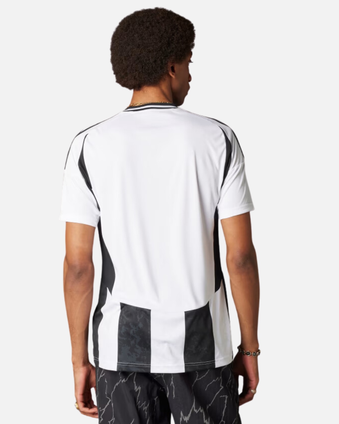Chez FootKorner, nous nous efforçons de toujours repousser les limites en matière de style et de sport. C'est pourquoi, pour lancer la nouvelle collection Juventus (adidas), nous avons choisi de collaborer avec BORO BORO. L’artiste, connu pour son style unique et son énergie contagieuse, incarne parfaitement l’esprit de cette collection, alliant élégance italienne et performance sportive. - FootKorner Testing