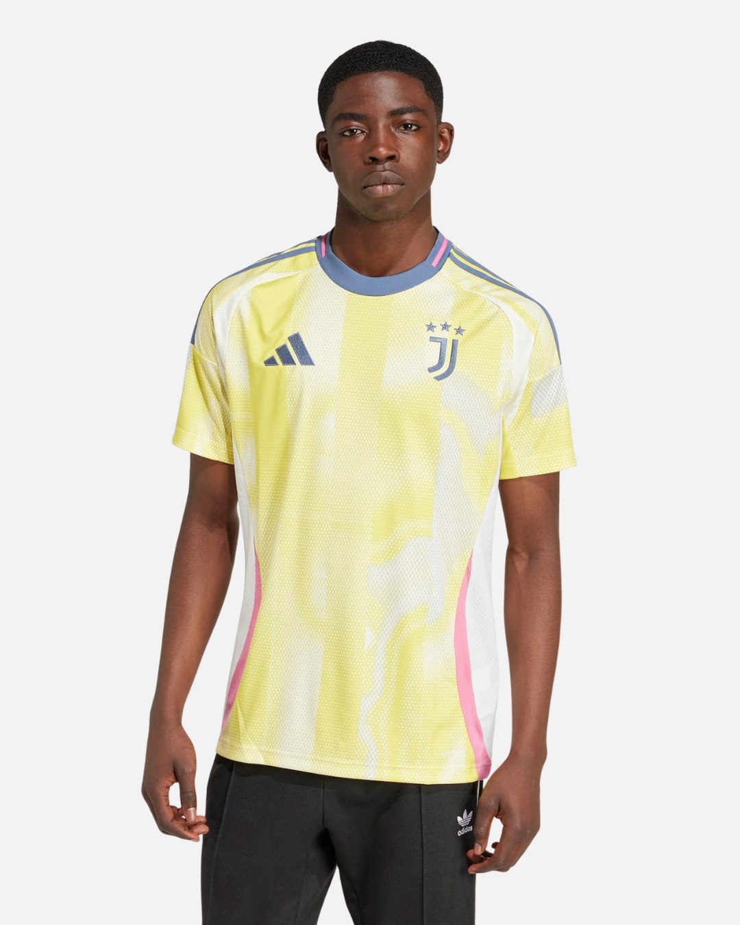 Chez FootKorner, nous nous efforçons de toujours repousser les limites en matière de style et de sport. C'est pourquoi, pour lancer la nouvelle collection Juventus (adidas), nous avons choisi de collaborer avec BORO BORO. L’artiste, connu pour son style unique et son énergie contagieuse, incarne parfaitement l’esprit de cette collection, alliant élégance italienne et performance sportive. - FootKorner Testing