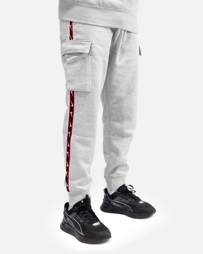 FootKorner TestingPantalon Nike Sportswear Repeat - Gris/Noir/Rouge