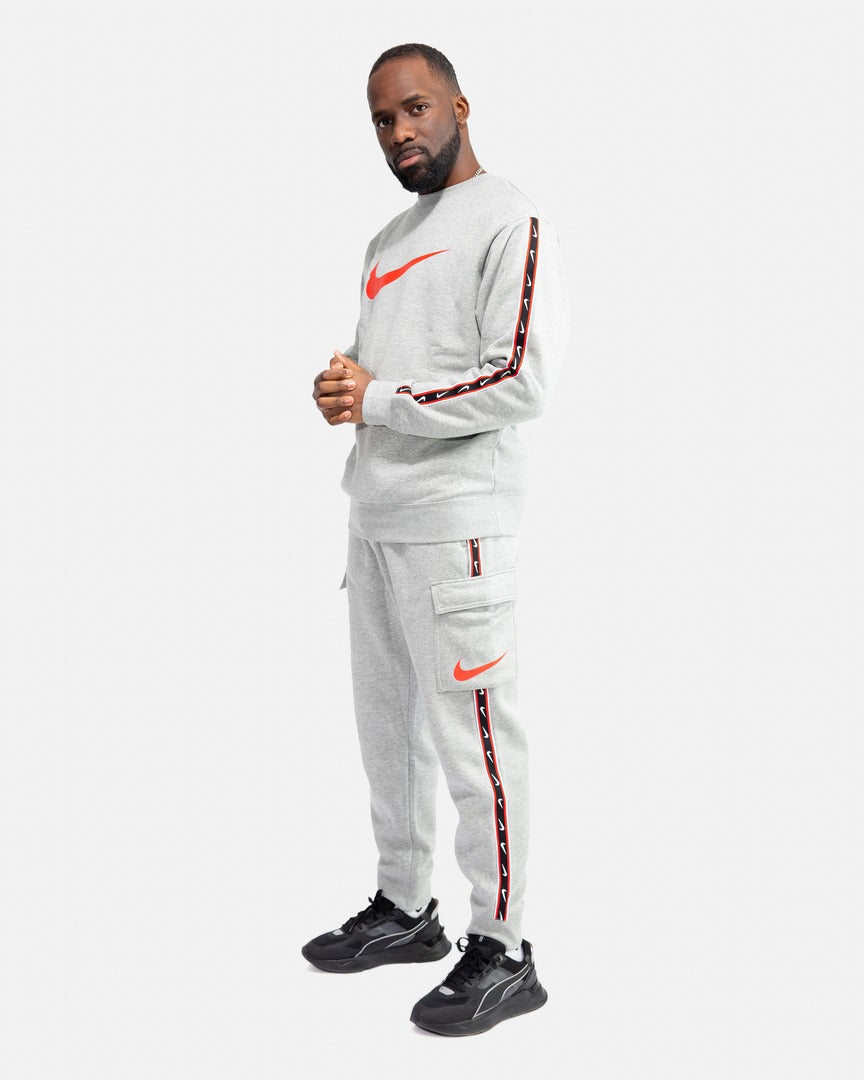 FootKorner TestingPantalon Nike Sportswear Repeat - Gris/Noir/Rouge