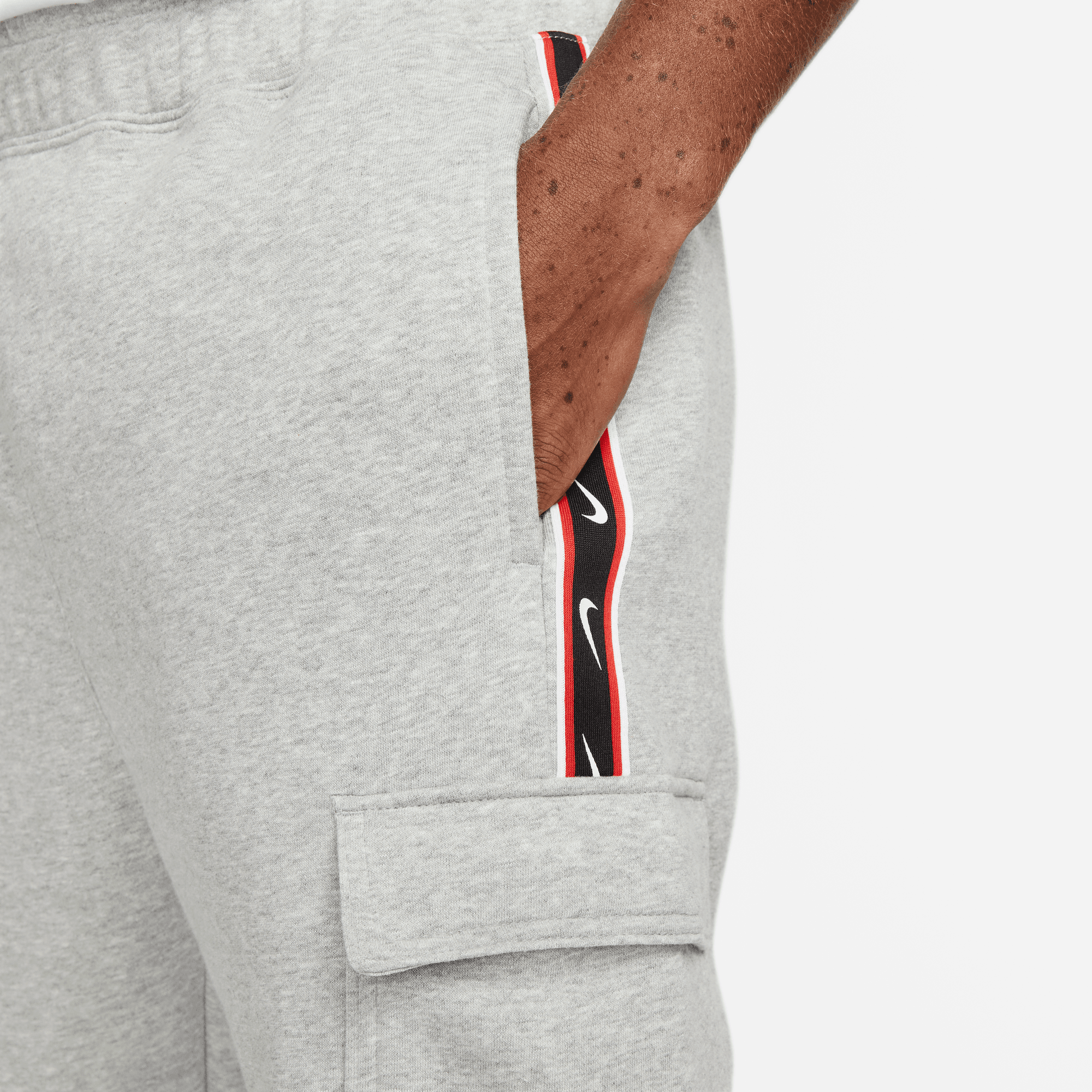 FootKorner TestingPantalon Nike Sportswear Repeat - Gris/Noir/Rouge