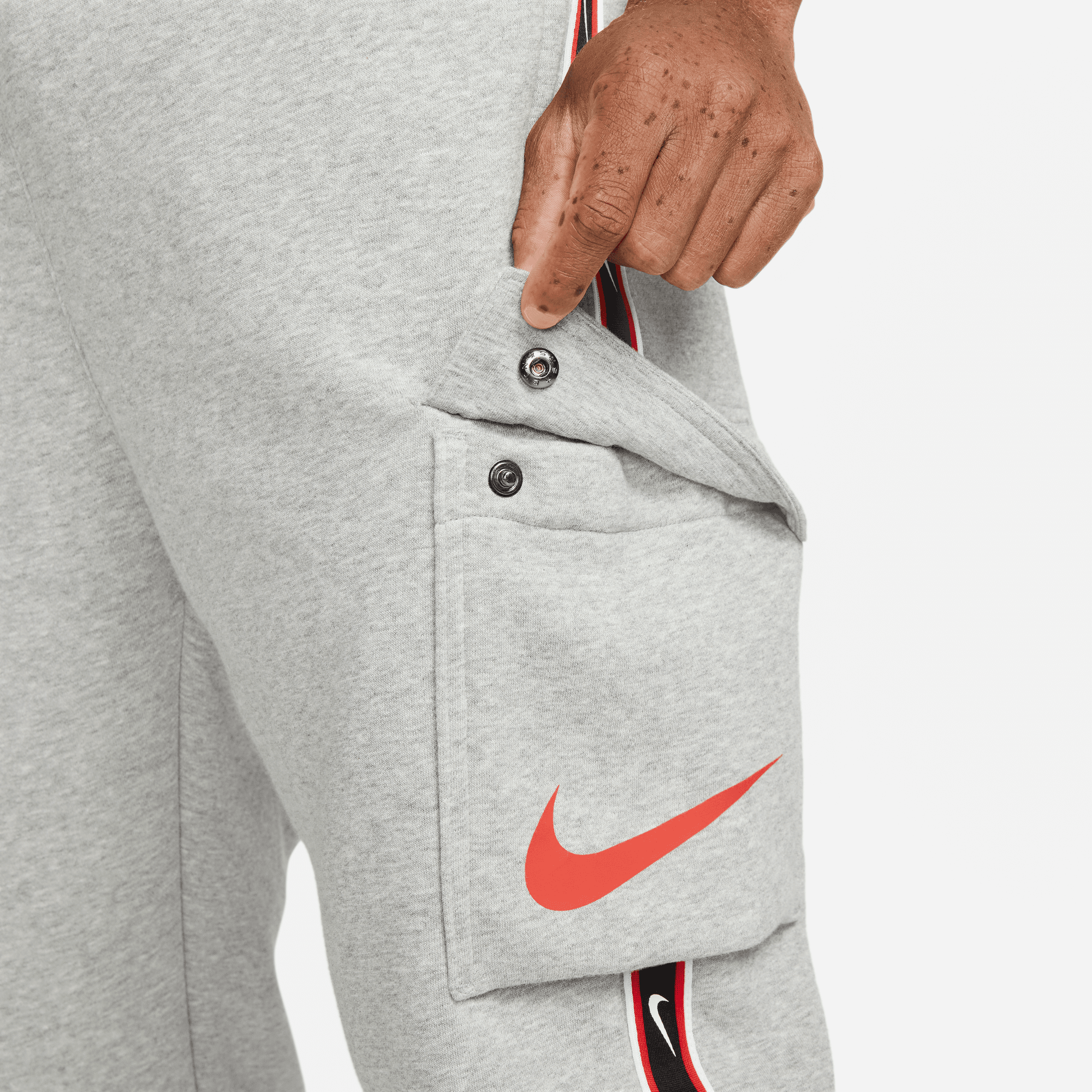 FootKorner TestingPantalon Nike Sportswear Repeat - Gris/Noir/Rouge