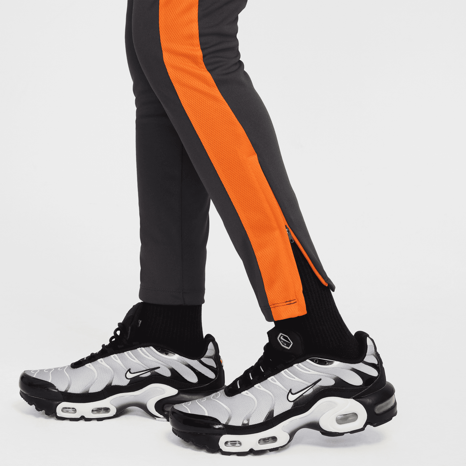 FootKorner TestingPantalon Nike Swoosh Air Junior - Noir/Orange
