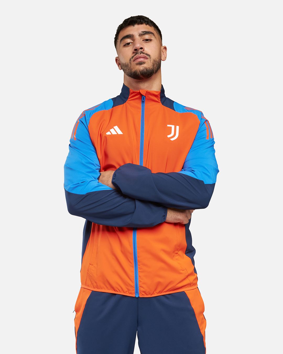 Chez FootKorner, nous nous efforçons de toujours repousser les limites en matière de style et de sport. C'est pourquoi, pour lancer la nouvelle collection Juventus (adidas), nous avons choisi de collaborer avec BORO BORO. L’artiste, connu pour son style unique et son énergie contagieuse, incarne parfaitement l’esprit de cette collection, alliant élégance italienne et performance sportive. - FootKorner Testing