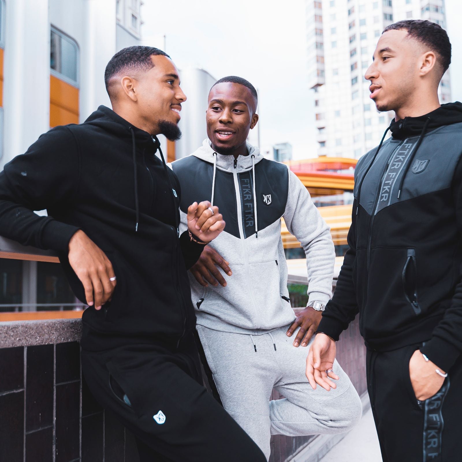 chicos llevando ropa footkorner