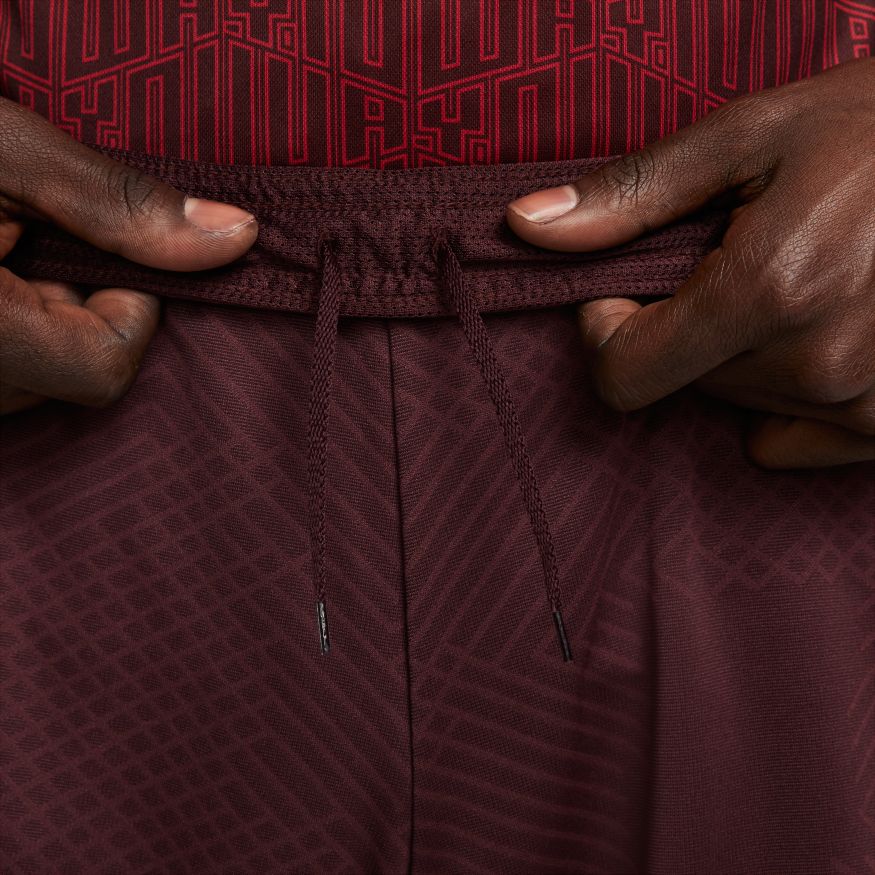 FootKorner TestingShort de entreno Liverpool Strike 2022/2023 - Granate